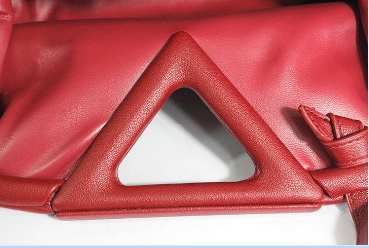 時(shí)尚新品云朵斜跨腋下按扣開(kāi)合手提女包